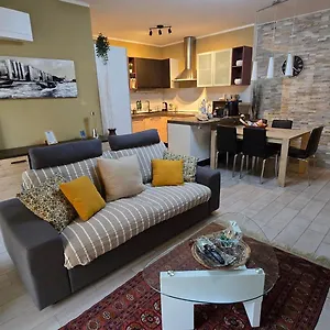  Appartement Prime - Large Independent Apartment, Air Conditioning, 2 Bathrooms, 2 Free Covered Parking Spaces, No Restricted Traffic Zone, Train Station 100m, Theatre 150m, Historic Centre Italie
